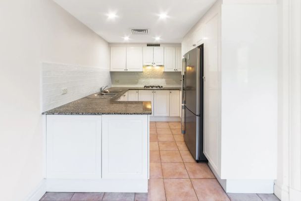 Contemporary Chic With Parkside Poise - Photo 1