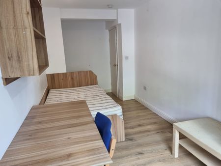 3 Bed - Flat B, 203 Belle Vue Road, Headingley, Leeds - LS3 1HG - Student - Photo 2