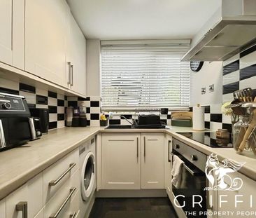 Woodstock Crescent, Laindon, Basildon, SS15 - Photo 4