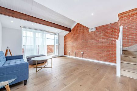 A unique and modern two bedroom house conversion in Wimbledon. - Photo 4