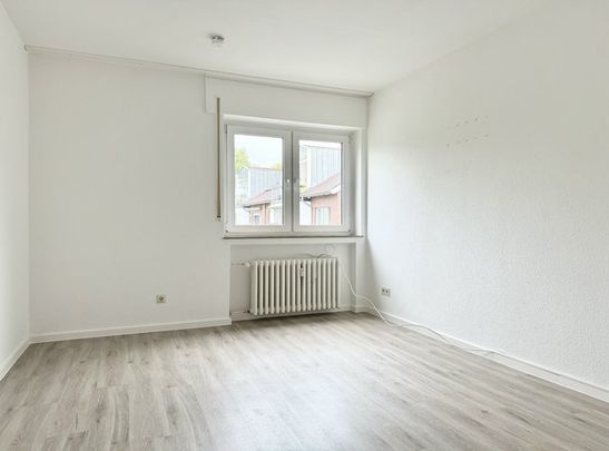 Drei-Zimmer-Wohnung mit saniertem Bad und neuem Fußboden - Foto 1