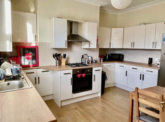 5 Bed - 2 Thomas Street, Woodhouse, - LS6 2JS - Student - Photo 1