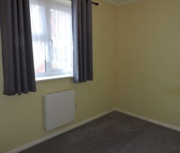 2 bedroom mid-terrace to rent Hudson Close, Eastbourne, East Sussex - Photo 4