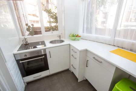 WALKING DISTANCE FROM ST KILDA BEACH APARTMENT. - Photo 5