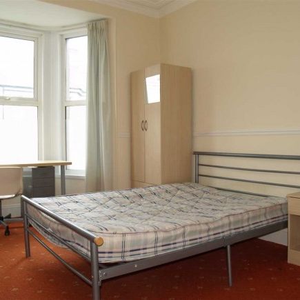 4 Bed - Furzehill Road, Plymouth - Photo 1