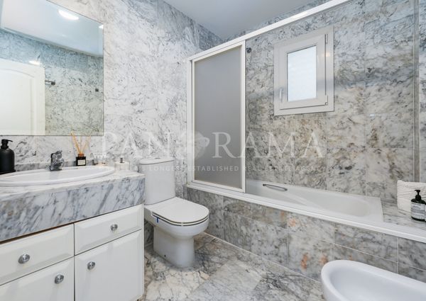 Apartment with sea views in a beachfront community Playa Rocio in Puerto Banús