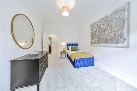 A stunning lateral apartment situated in a desirable red brick Kensington mansion block. - Photo 4