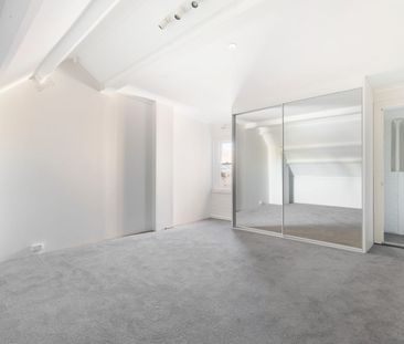 Freestanding home of classic and contemporary style - Photo 1