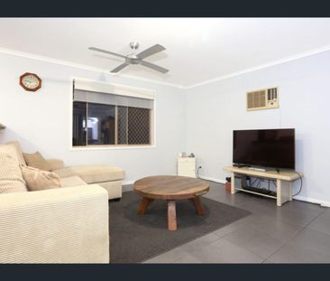 Spacious 4-Bedroom House with attached Granny Flat and Ideal Location! - Photo 4