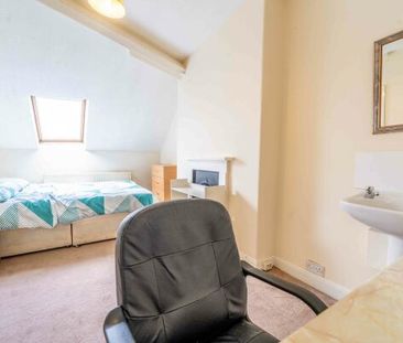 81A Gillygate - Photo 2