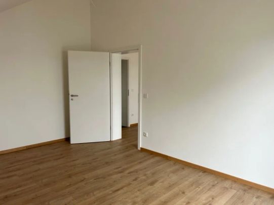 Moderne Dachgeschosswohnung mit Balkon! - Foto 1