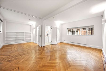 A generously proportioned mews house providing versatile living space. - Photo 2