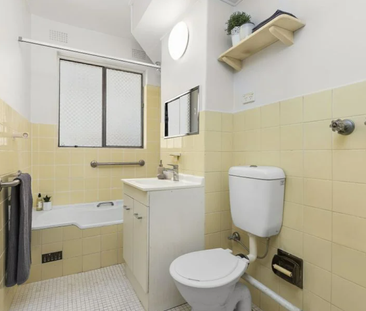 Bright spacious and convenient location - Photo 4