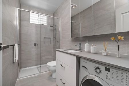 Elegant Terrace Home with Luxury Renovation - Photo 5