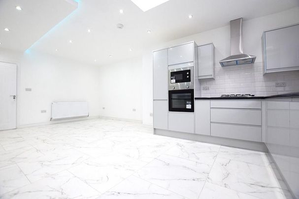 3 bedroom end of terrace house to rent - Photo 1