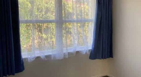 Tidy Two Bedroom - Close to the University - Photo 2