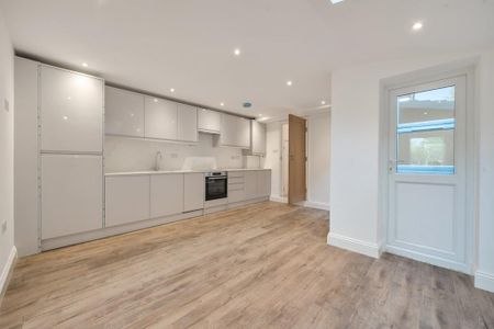 3 bedroom ground floor flat to rent - Photo 3