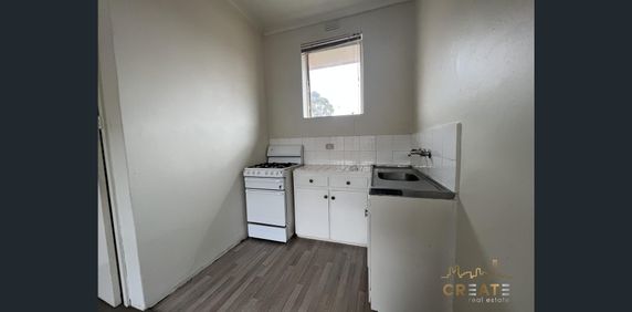 CHARMING ONE BEDROOM APARTMENT IN PRIME LOCATION - Photo 2