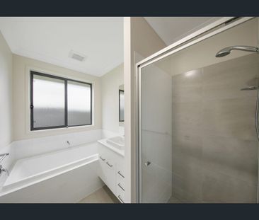 Modern unit with location conveniences - Photo 3