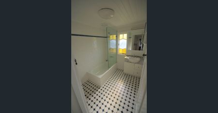 Charming 3 Bedroom Family Home - Photo 4