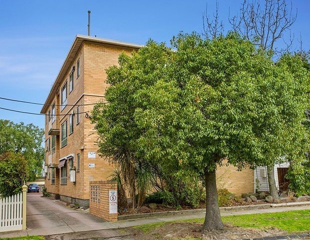 Perfectly positioned in the heart of Essendon! - Photo 1