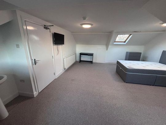 8 bedroom terraced house to rent - Photo 1