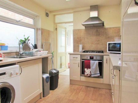 1 bedroom in a house share to rent - Photo 4