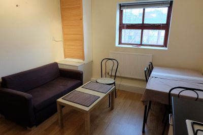 3 bedroom Flat in Kelso Heights, Leeds - Photo 2