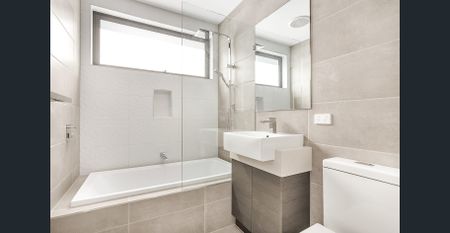 LIGHT,MODERN, LOW MAINTENANCE TOWNHOUSE - Photo 5