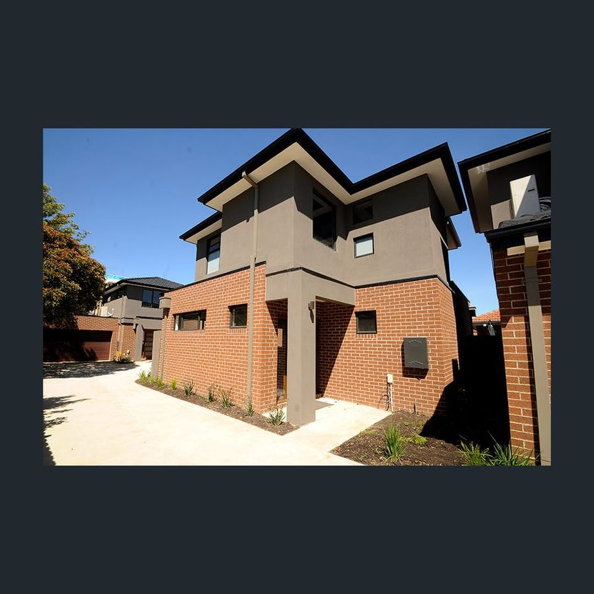 Modern 3 Bedroom Townhouse - Photo 1