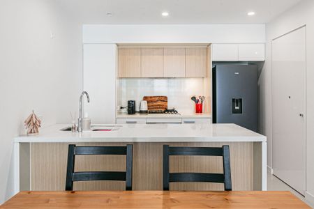 Corner Postioned 2 Bedroom Apartment in Putney Hill - Photo 5