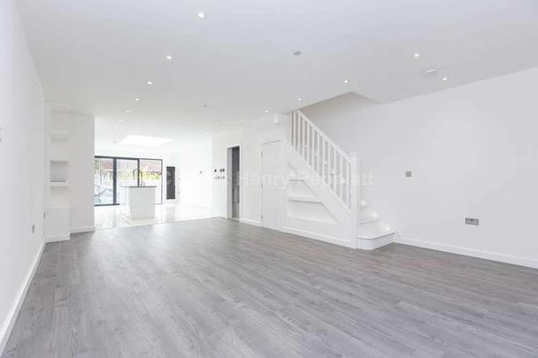 Manor Farm Drive, Chingford, E4 - Photo 1