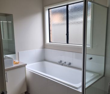 Cranbourne East - Photo 4