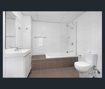 Spacious Two-Bedroom Apartment with Private Balcony - Photo 5