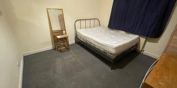 Room in a Shared House, Springfield Mount, NW9 - Photo 3