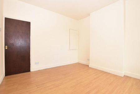 2 bedroom end of terrace house to rent - Photo 2