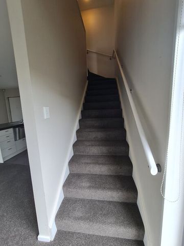 MODERN WARM TWO BEDROOM TOWNHOUSE – HEATPUMP – DOUBLE GARAGE - Photo 2