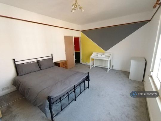 1 bedroom in a house share to rent - Photo 1