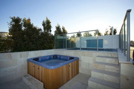 Fully Furnished 2-Bedroom Retreat in the Heart of Brisbane - Photo 4
