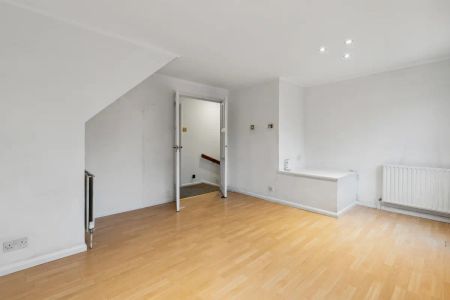 4 bedroom house in Southfields - Photo 3