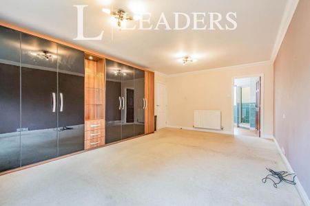 5 bedroom detached house to rent - Photo 4