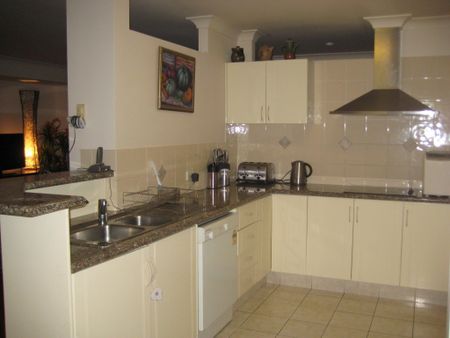 Family Home in Prime Location! - Photo 4