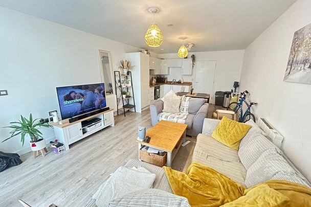 Edinburgh Gate - Photo 1