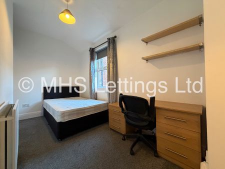 2 Bedroom Maisonette for rent in Kirkstall Lane - Photo 4