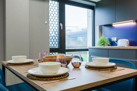 1 bedroom in a flat share to rent - Photo 2