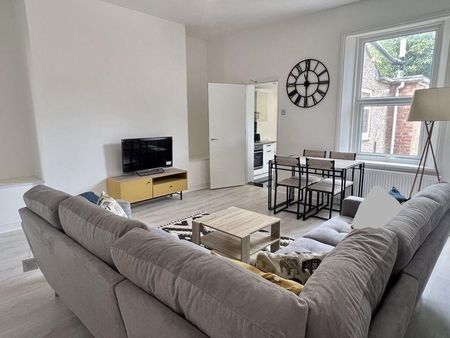 1 bedroom in a flat share to rent - Photo 3
