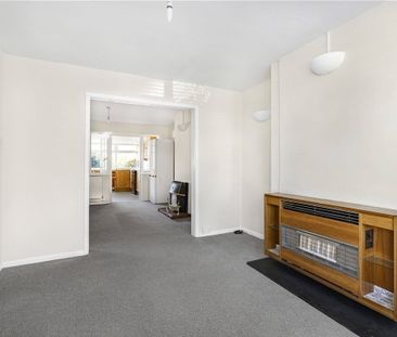 A semi detached house in this convenient West Oxford location. This... - Photo 3