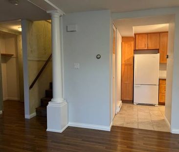 Unfurnished 2lvl 2bdrm 1.5bath stacked townhome Ambleside - Photo 2