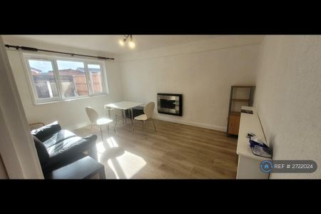 3 bedroom semi-detached house to rent - Photo 2