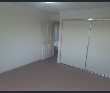 Modern townhouse close to town and shops - Photo 2